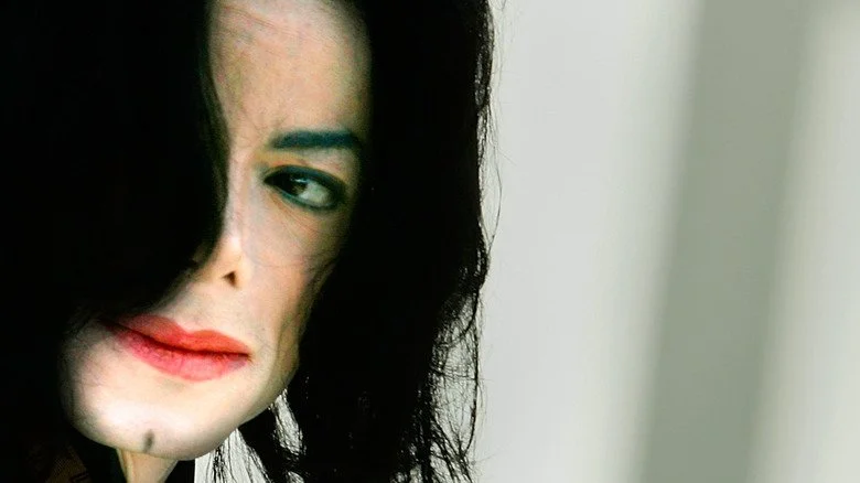 Michael Jackson avec les yeux cachés par ses cheveux