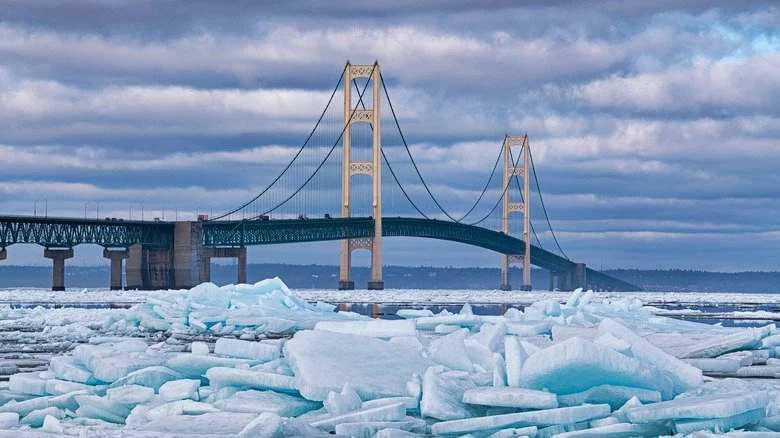 Le Pont Mackinac en hiver