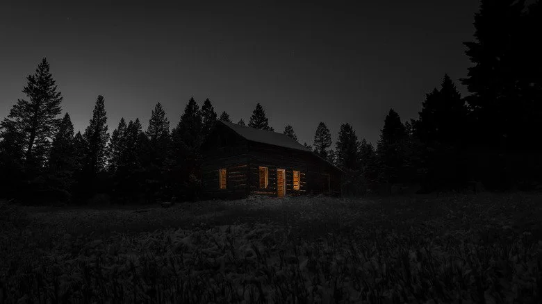 cabane dans les bois en hiver