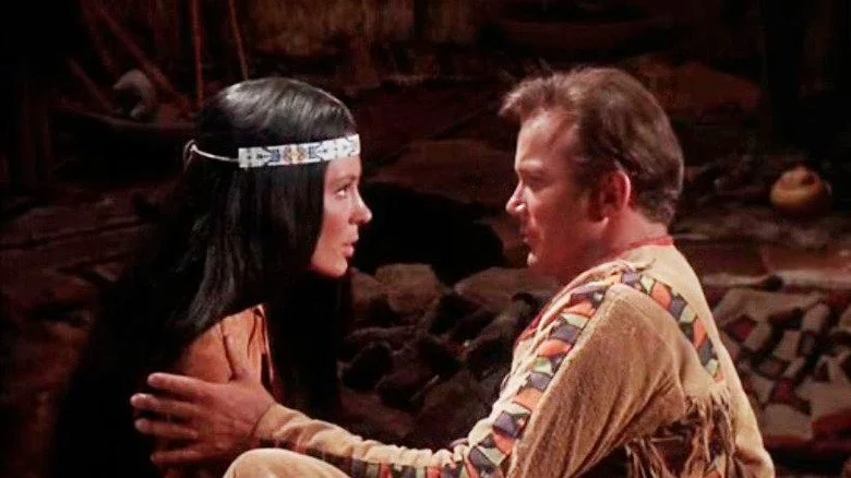 Kirk et une femme amérindienne dans 'The Paradise Syndrome' de Star Trek