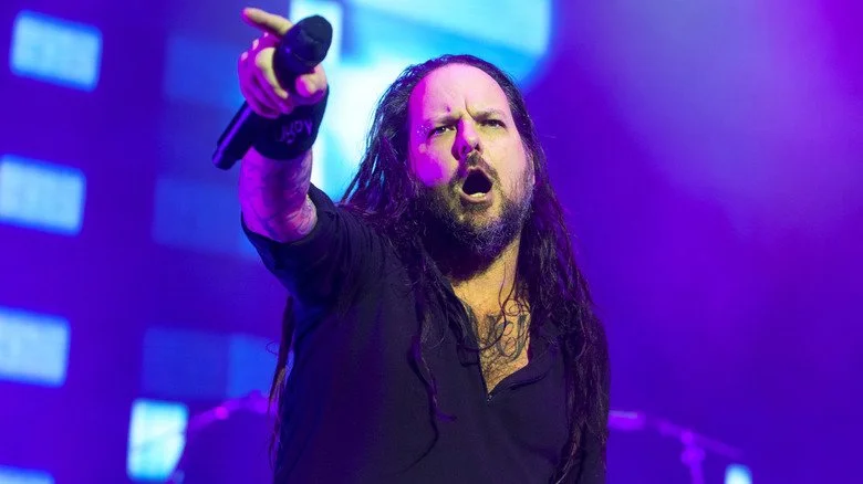Jonathan Davis pointant vers la foule à la Brixton Academy en 2017