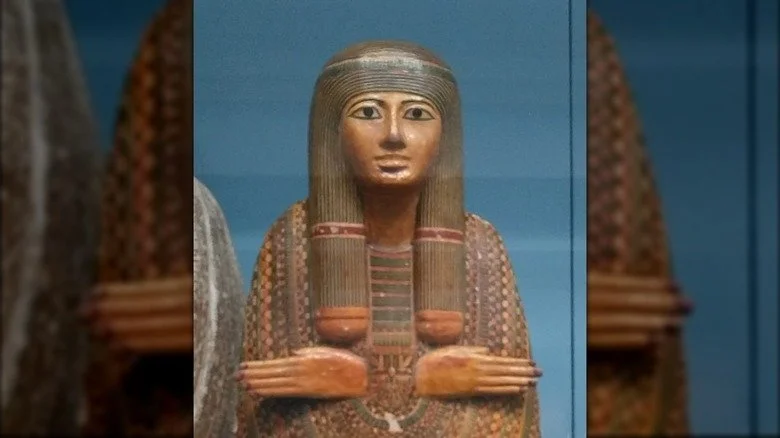 A photo of The Unlucky Mummy behind glass in a museum