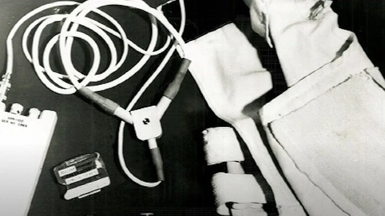 Dispositif d'écoute SRR-100 sur fond noir