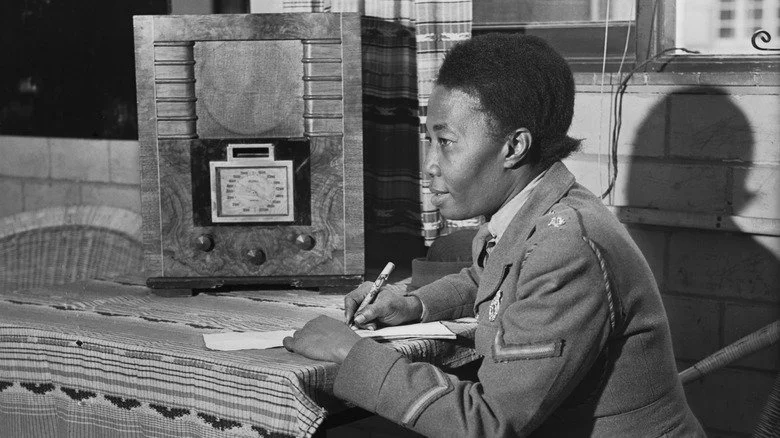 militaire écoutant la radio