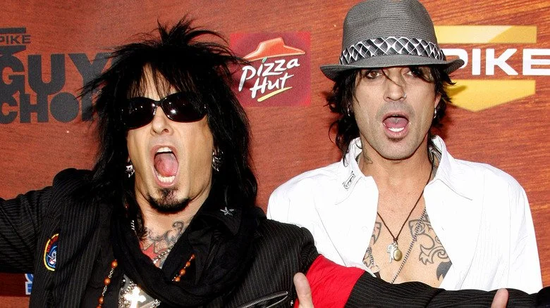 Tommy Lee et Nikki Sixx de Mötley Crüe en train de crier