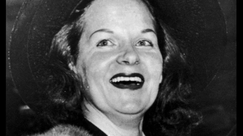Virginia Hill portant des fourrures
