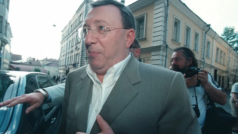 Vladimir Gusinsky marchant à travers la foule