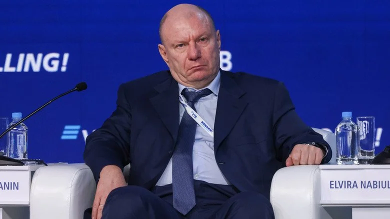 Vladimir Potanin assis dans un fauteuil