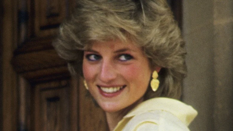 Princesse Diana souriant en combinaison