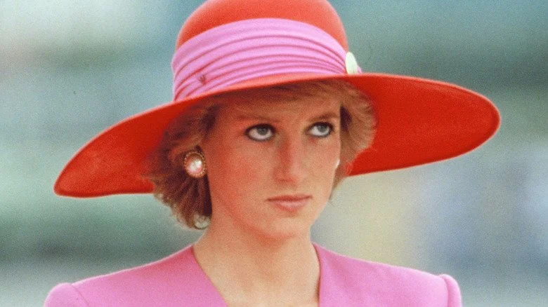 Princesse Diana ayant l'air malheureuse avec un grand chapeau