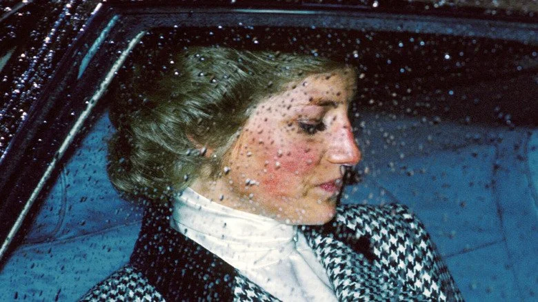 La princesse Diana regardant en bas dans une voiture sous la pluie