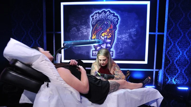 Femme se faisant tatouer