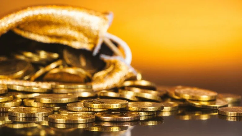 Des pièces d'or se renversant d'un sac