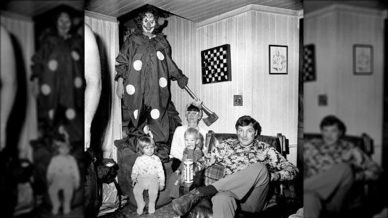 Clown effrayant avec une hache dans une photo de famille