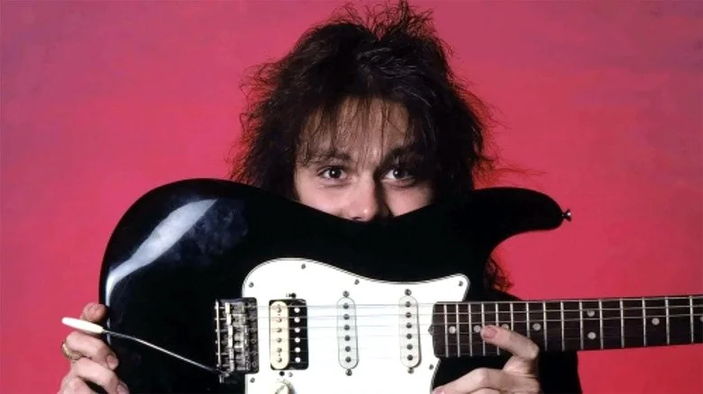 Yngwie Malmsteen se cachant derrière sa guitare