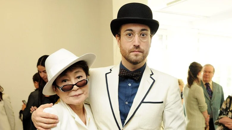 Yoko Ono et Sean Lennon portant des chapeaux