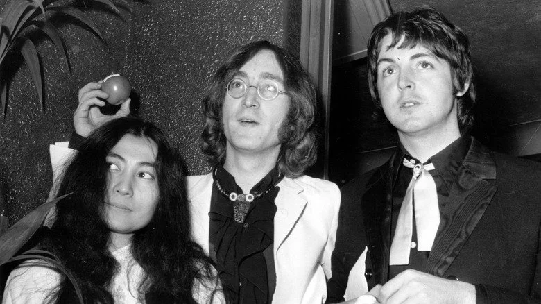 Yoko Ono, John Lennon et Paul McCartney regardant vers le haut