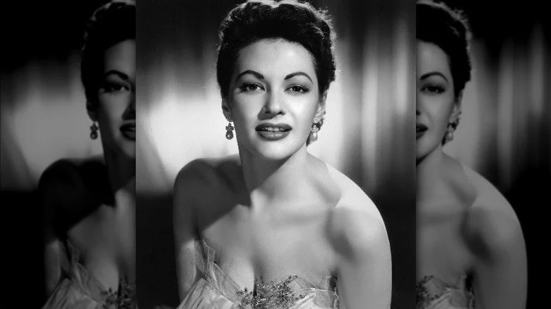 Yvonne De Carlo regardant l'appareil photo