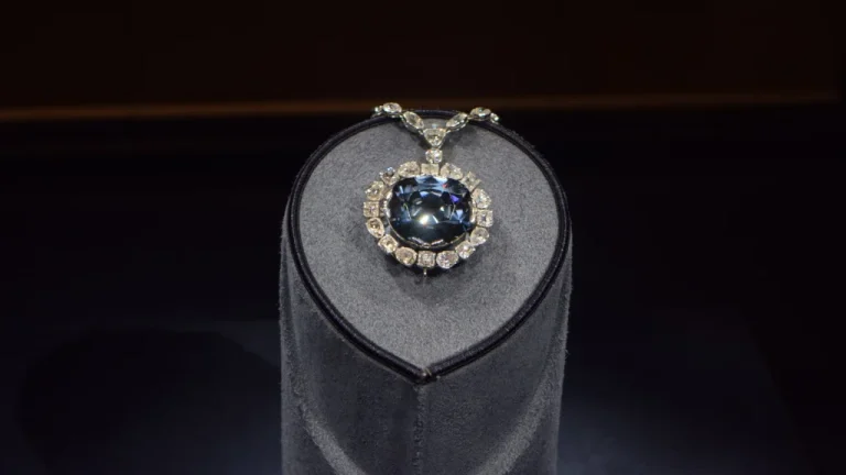 12 Artefacts Historiques Maudits à Découvrir