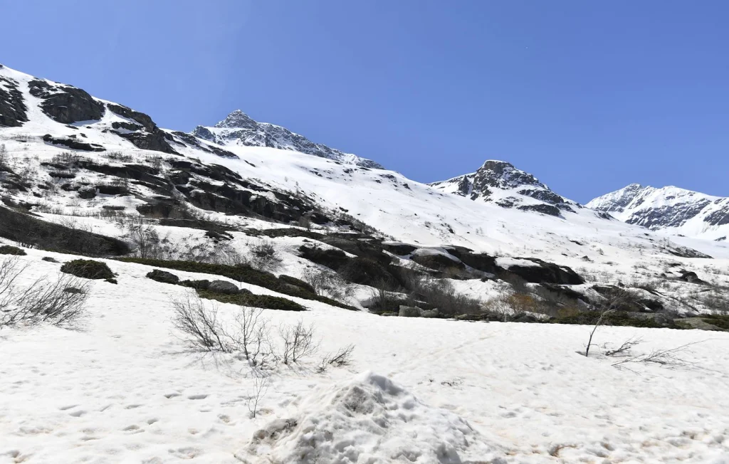 Avalanche tragique en Savoie : Deux randonneurs perdent la vie