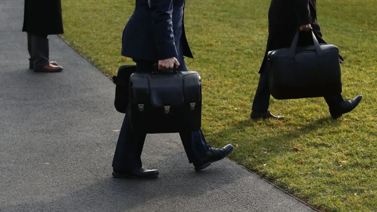 Comment fonctionne réellement le football nucléaire du président
