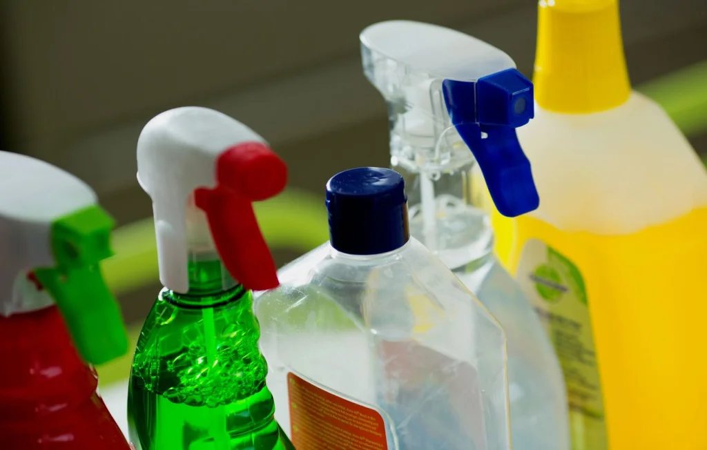 Dordogne : Une octogénaire défend son sac avec de l'eau de javel