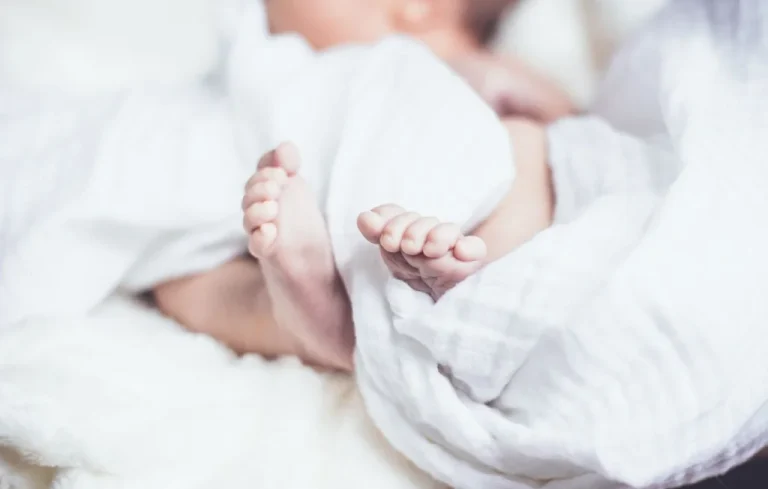 Erreur de FIV aux États-Unis : Un bébé égaré doit être restitué