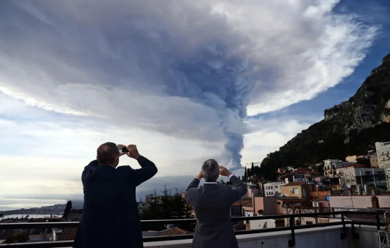 Éruption de l&rsquo;Etna : Les touristes prennent des risques pour les selfies