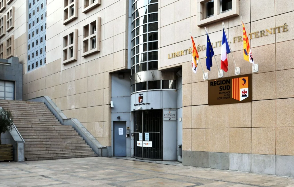 Escroquerie en PACA : Faux chèques et usurpation d'identité