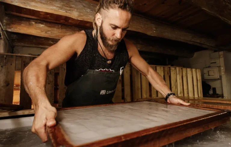 Etienne Gouttefarde : Le Papetier Artisan au Succès Viral