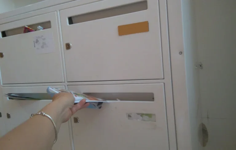 Feuilles blanches dans les boîtes aux lettres : alerte cambriolage en Lorraine