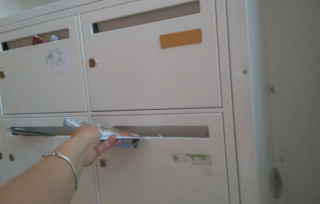 Feuilles blanches dans les boîtes aux lettres : alerte cambriolage en Lorraine