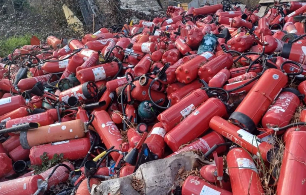 Gironde : Découverte d'une décharge sauvage avec des extincteurs