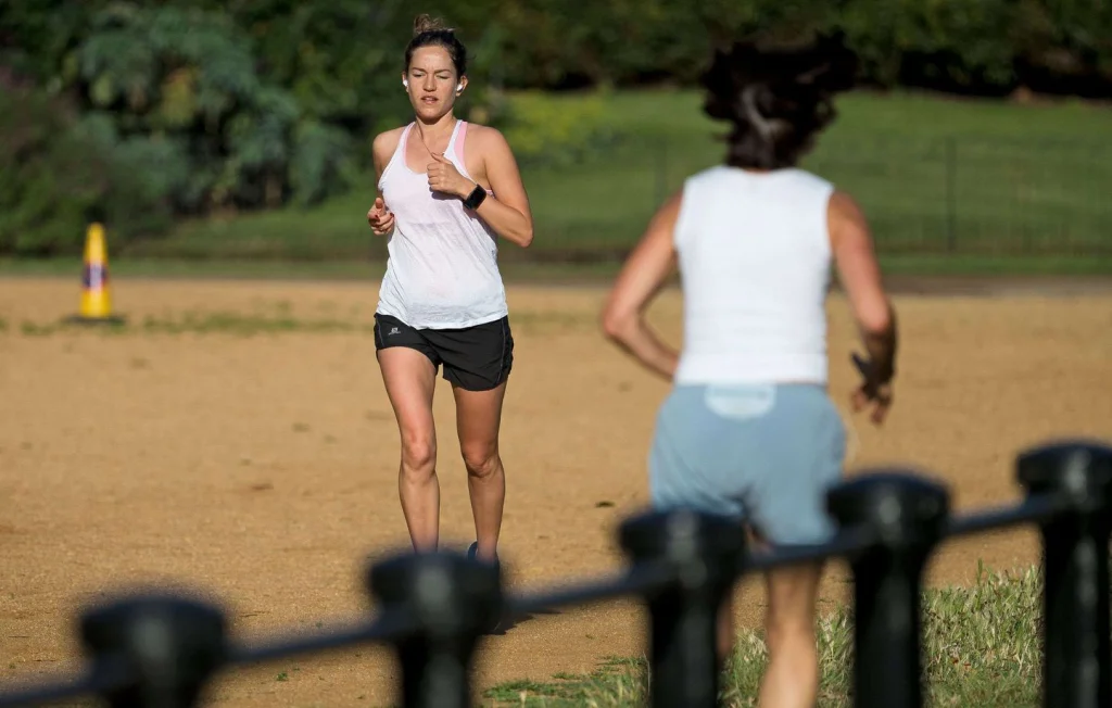 Jogging en groupe : femmes unies contre le harcèlement à Paris