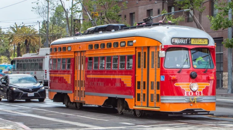 La Conspiration des Trams Rouges de Los Angeles Dévoilée