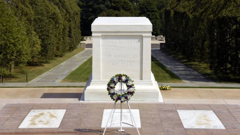La Vérité Cachée du Tombeau du Soldat Inconnu à Arlington