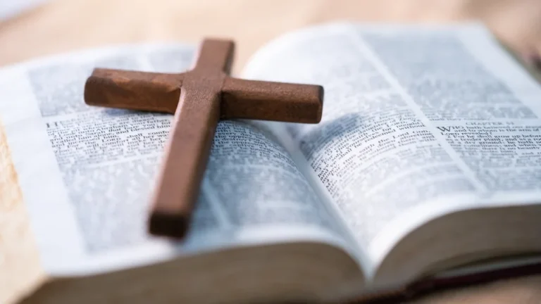 Le sens de la croix renversée : entre martyr et provocation