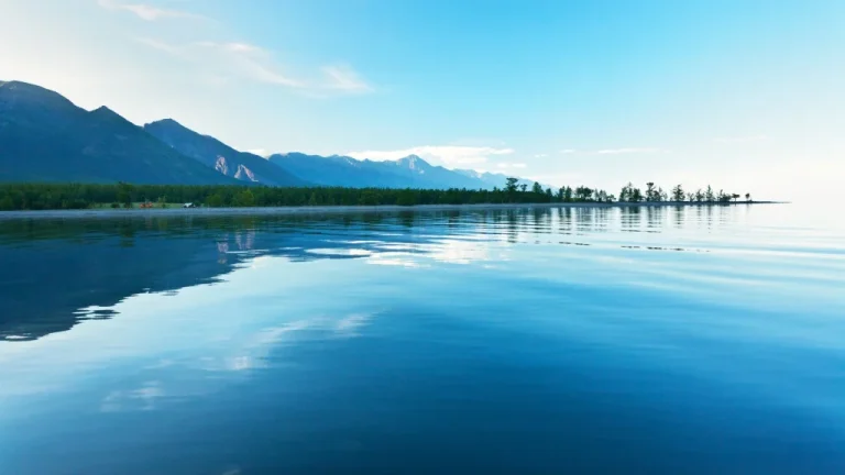 Les cristaux de glace turquoise du lac Baïkal, un trésor naturel