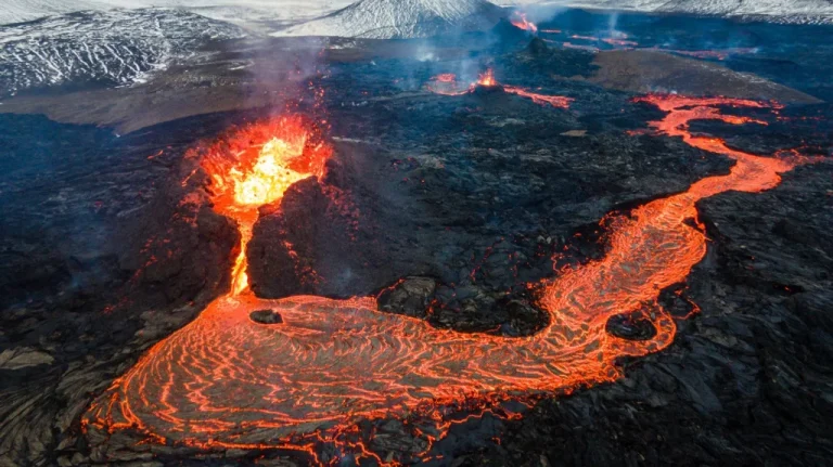 Les volcans maar : comprendre leur singularité