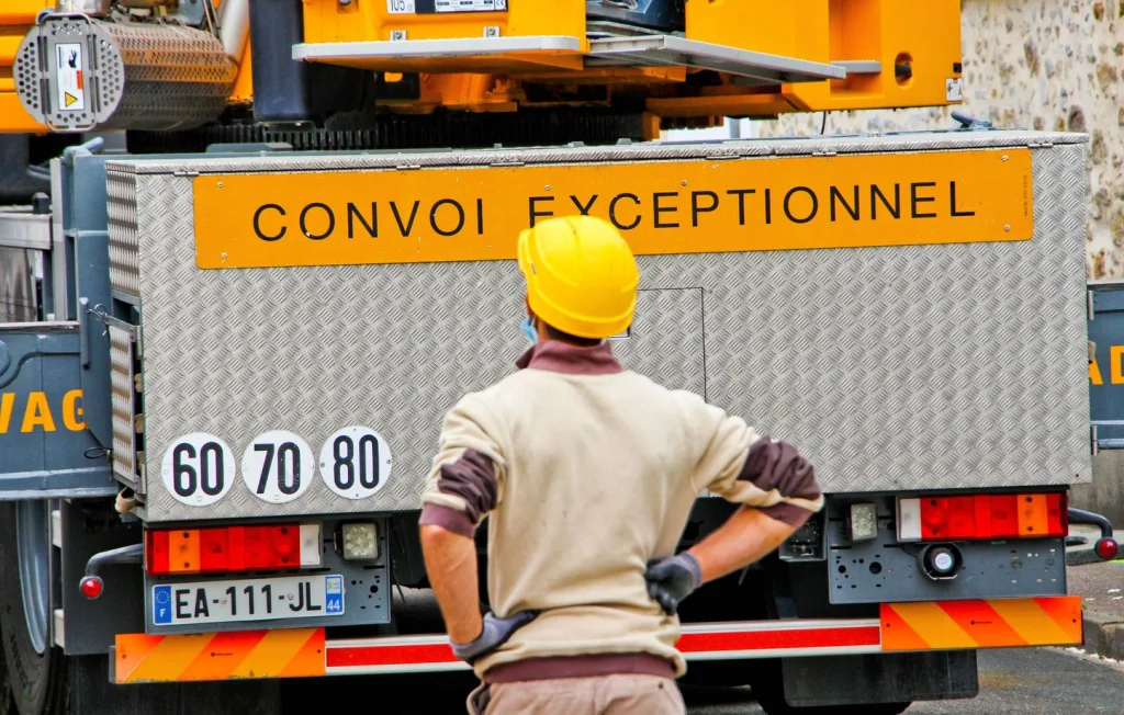 Nancy : Un camion de 165 tonnes se renverse sur un pont