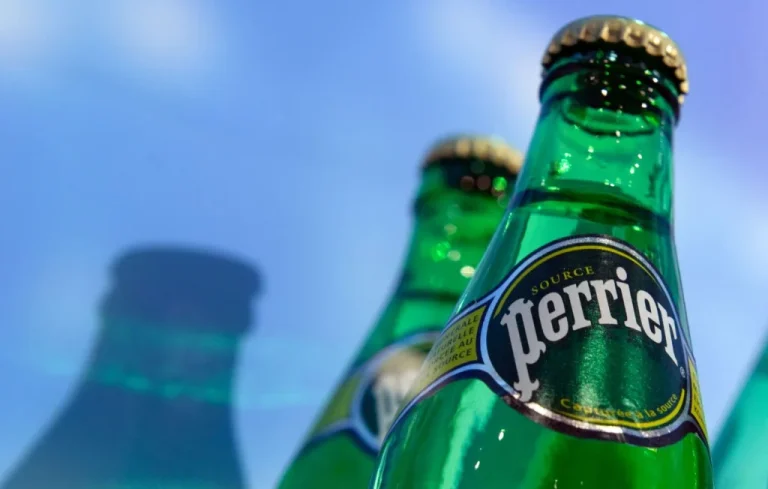 Nestlé défend ses eaux minérales face aux accusations de désinfection