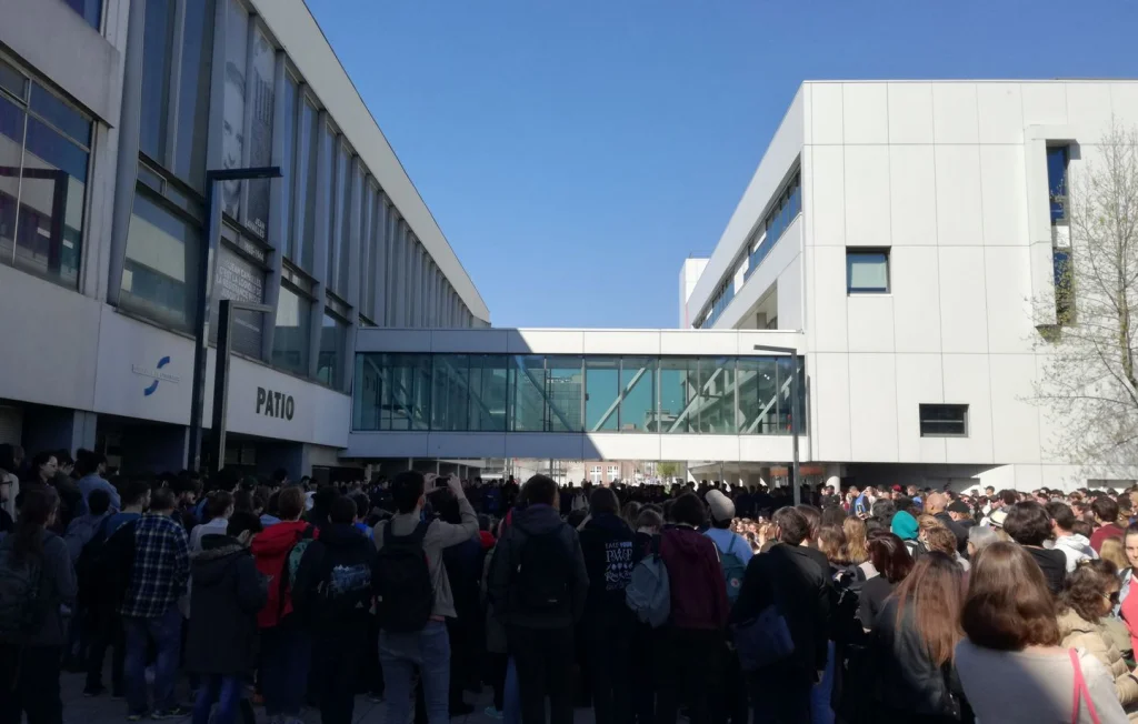 Suspension de deux adhérents de l'UNI pour un jeu de cartes antisémite