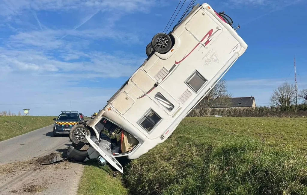 Un camping-car abandonné debout sur une route en Ille-et-Vilaine