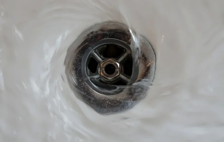 Une femme vole un lavabo dans un restaurant à Manchester