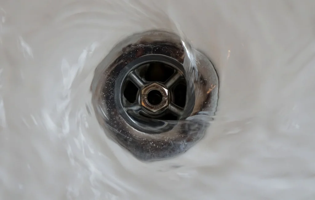 Une femme vole un lavabo dans un restaurant à Manchester