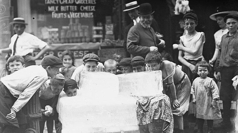 Enfants léchant des blocs de glace