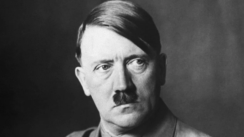 Adolf Hitler assis pour un portrait et regardant sur le côté