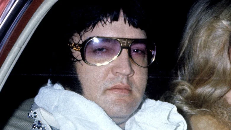 Elvis portant ses lunettes de soleil emblématiques dans les années 1970