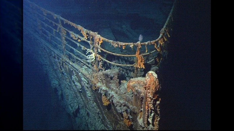 Vue de la proue du RMS Titanic photographiée en juin 2004 par le ROV Hercules lors d'une expédition vers l'épave du Titanic.