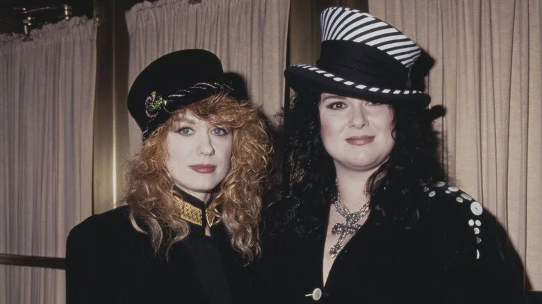 Ann Wilson et Nancy Wilson de Heart dans les années 90 portant des chapeaux